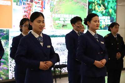 青島地鐵13號線服務(wù)禮儀操比武大賽拉開戰(zhàn)幕，專業(yè)服裝出租助力服務(wù)風(fēng)采